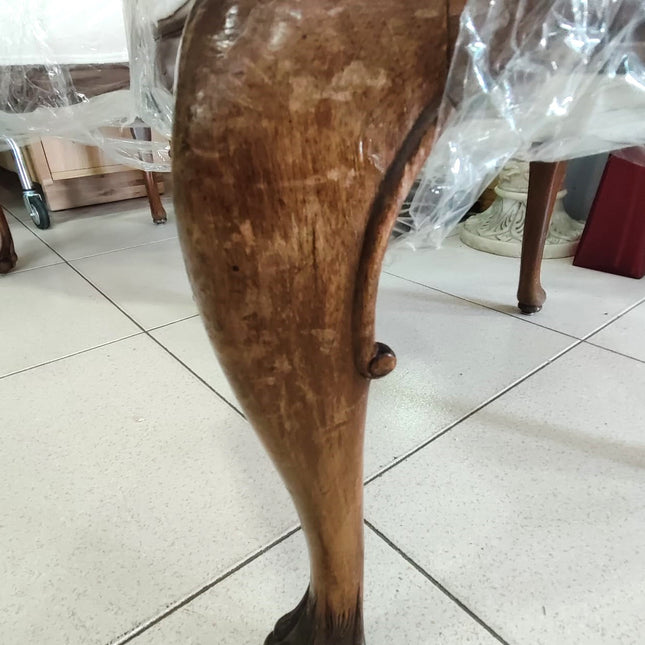 PAR DE SILLAS CLÁSICAS DE MADERA