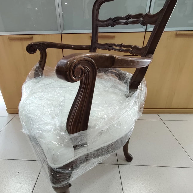 PAR DE SILLAS CLÁSICAS DE MADERA