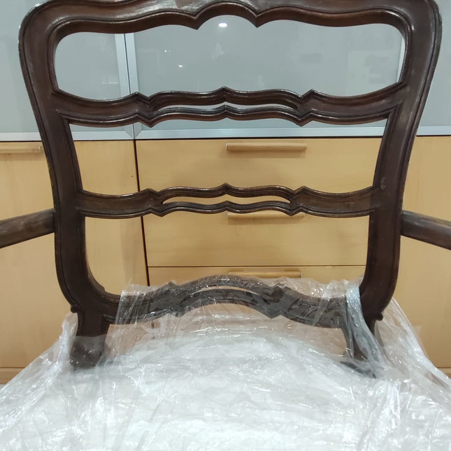 PAR DE SILLAS CLÁSICAS DE MADERA