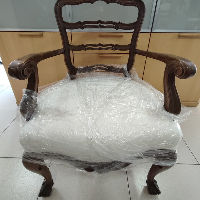 PAR DE SILLAS CLÁSICAS DE MADERA