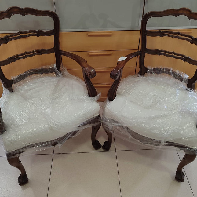 PAR DE SILLAS CLÁSICAS DE MADERA