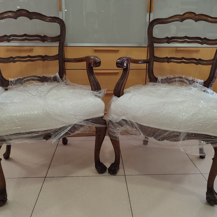 PAR DE SILLAS CLÁSICAS DE MADERA
