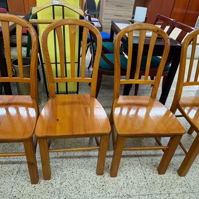 MESA DE COMEDOR CON CUATRO SILLAS