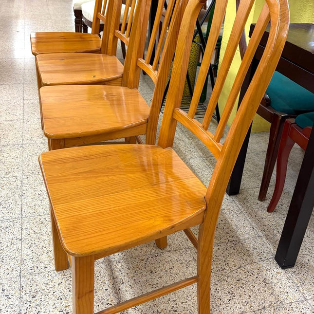 MESA DE COMEDOR CON CUATRO SILLAS