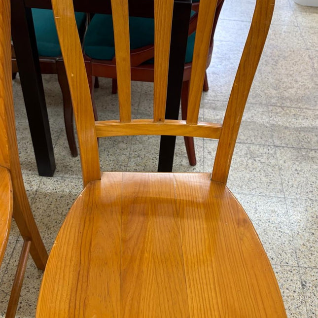 MESA DE COMEDOR CON CUATRO SILLAS