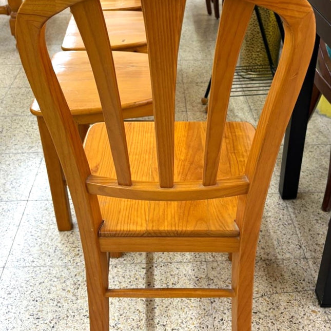 MESA DE COMEDOR CON CUATRO SILLAS