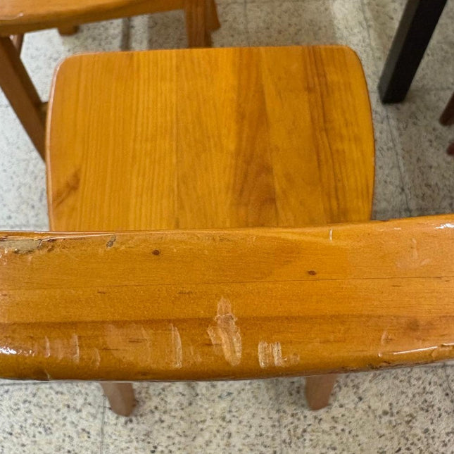 MESA DE COMEDOR CON CUATRO SILLAS