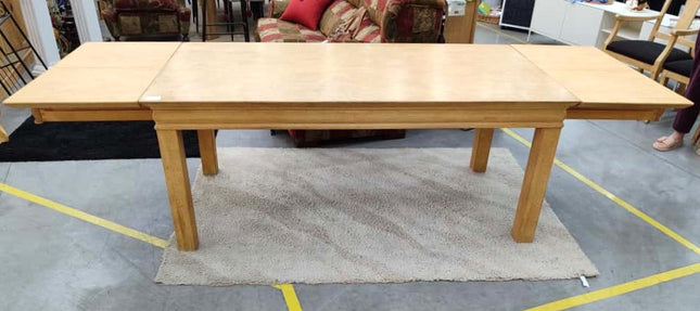 MESA EXTENSIBLE CON 6 SILLAS