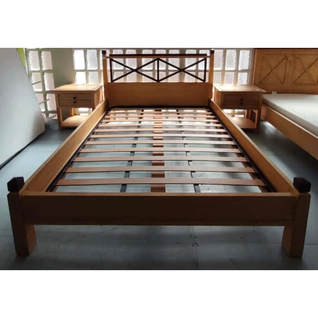 CAMA MATRIMONIAL + MESITAS DE NOCHE