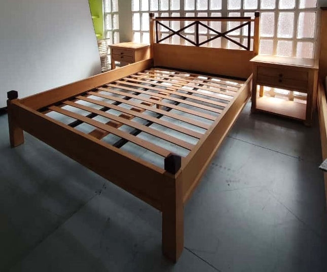 CAMA MATRIMONIAL + MESITAS DE NOCHE