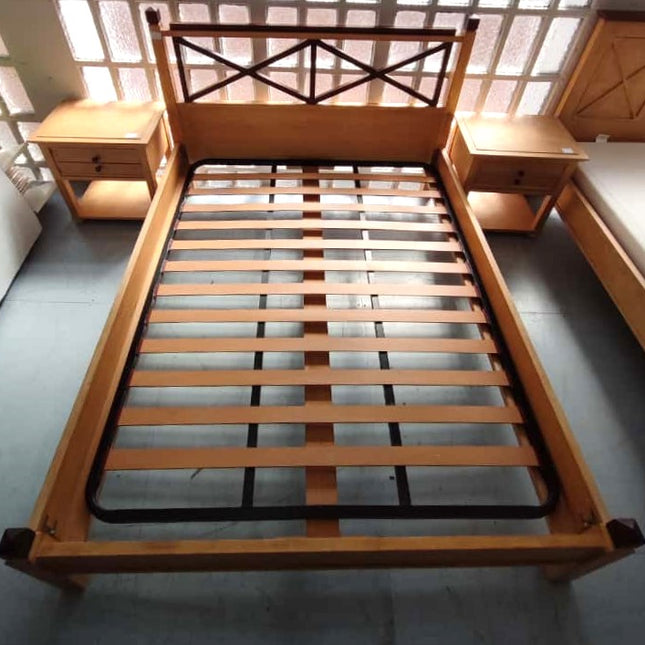 CAMA MATRIMONIAL + MESITAS DE NOCHE