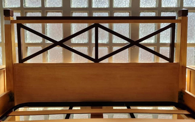 CAMA MATRIMONIAL + MESITAS DE NOCHE