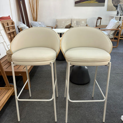 2 TABURETES EAMY DE PIEL SINTÉTICA BEIGE