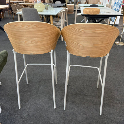 2 TABURETES EAMY DE PIEL SINTÉTICA BEIGE