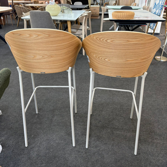 2 TABURETES EAMY DE PIEL SINTÉTICA BEIGE