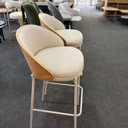 2 TABURETES EAMY DE PIEL SINTÉTICA BEIGE