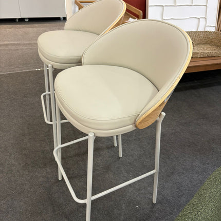 2 TABURETES EAMY DE PIEL SINTÉTICA BEIGE