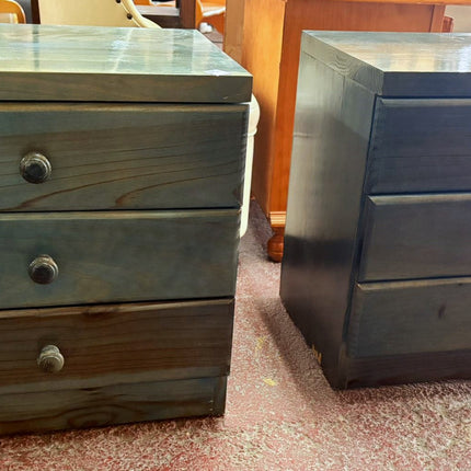 PAR DE MESITAS DE NOCHE