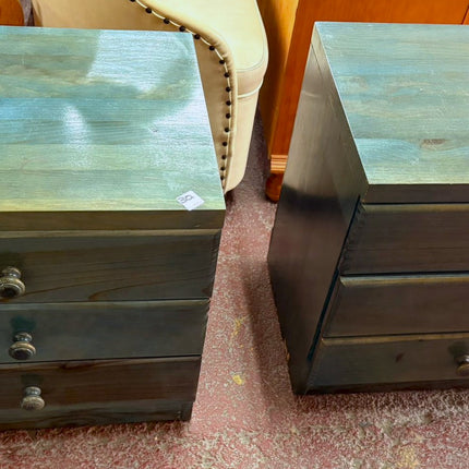 PAR DE MESITAS DE NOCHE