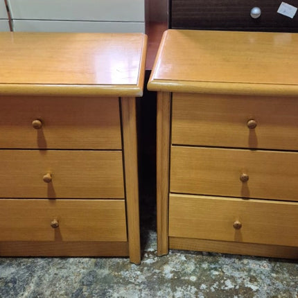 PAR DE MESITAS DE NOCHE