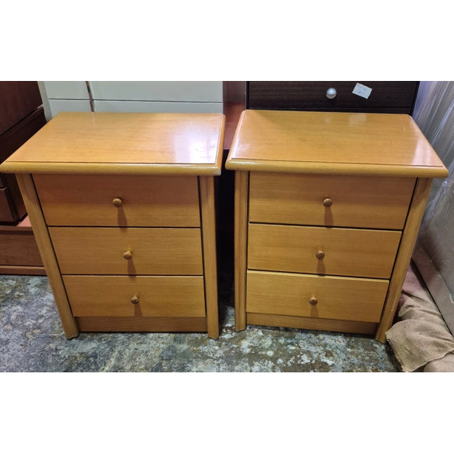 PAR DE MESITAS DE NOCHE