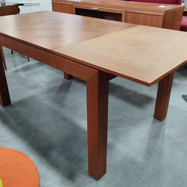 MESA EXTENSIBLE CON 4 SILLAS