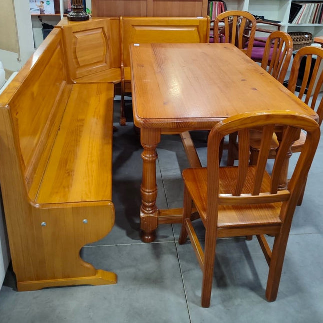 MESA CON BANCO Y 4 SILLAS