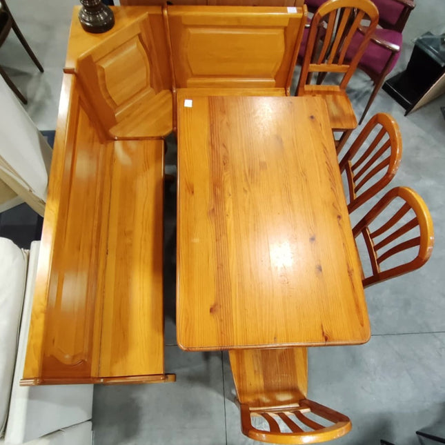 MESA CON BANCO Y 4 SILLAS