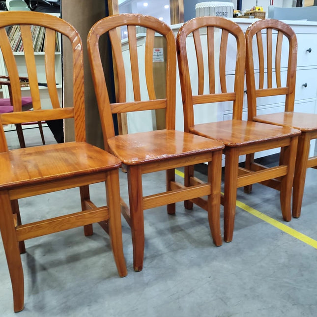 MESA CON BANCO Y 4 SILLAS