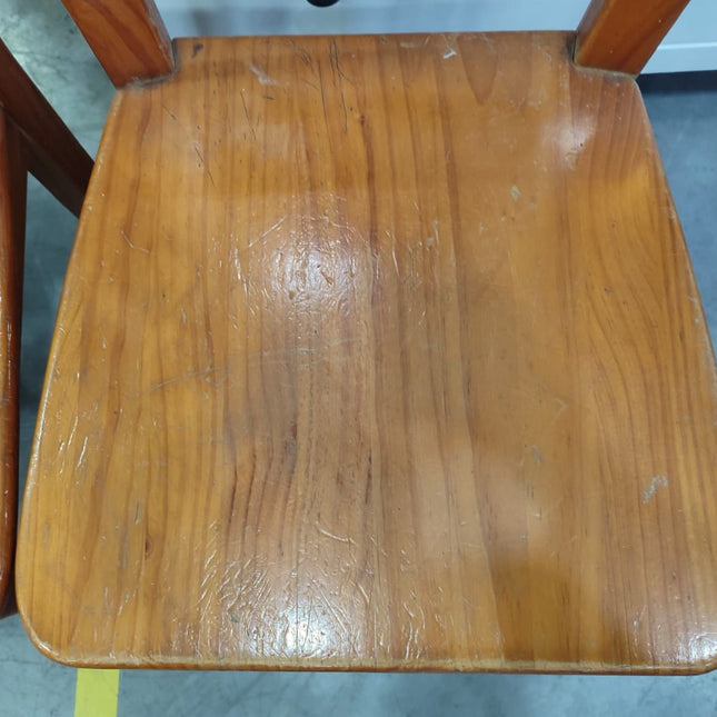 MESA CON BANCO Y 4 SILLAS