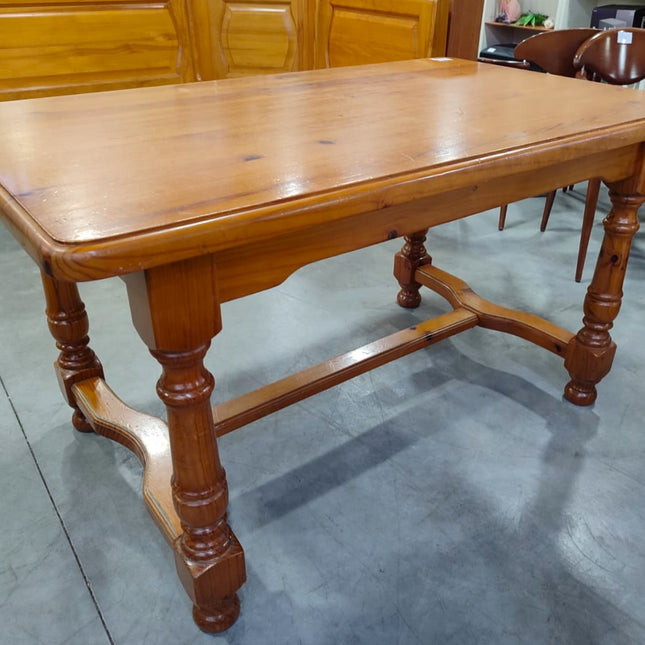 MESA CON BANCO Y 4 SILLAS