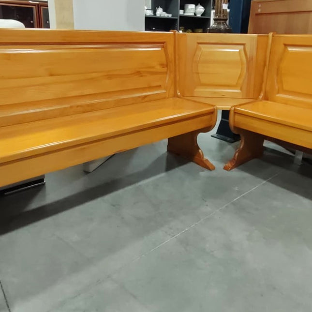 MESA CON BANCO Y 4 SILLAS