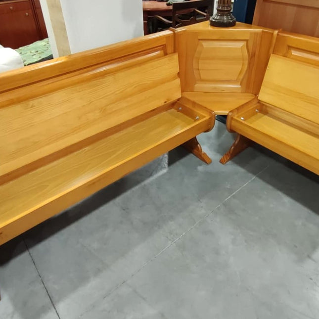 MESA CON BANCO Y 4 SILLAS