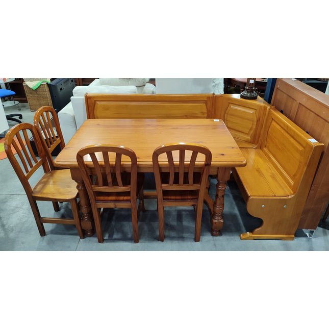 MESA CON BANCO Y 4 SILLAS