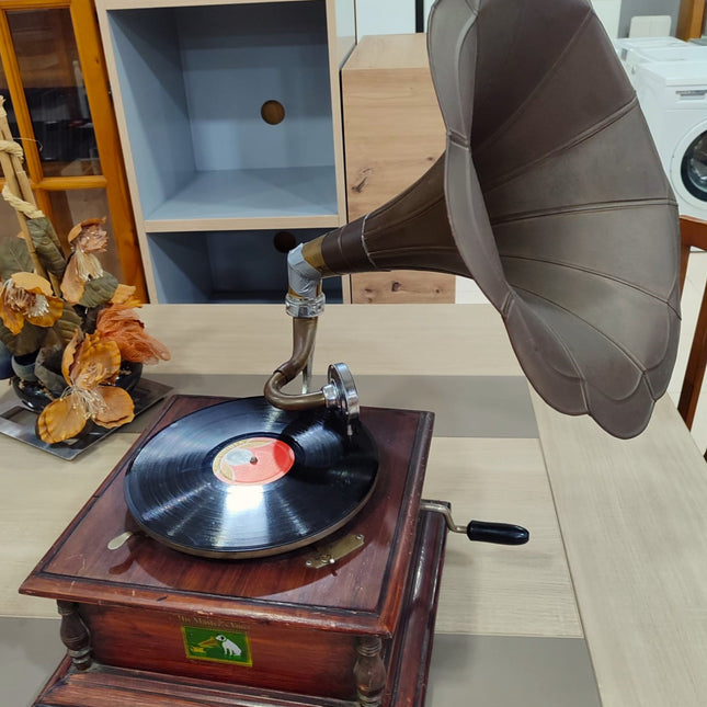 GRAMÓFONO CON DISCOS DE PIEDRA