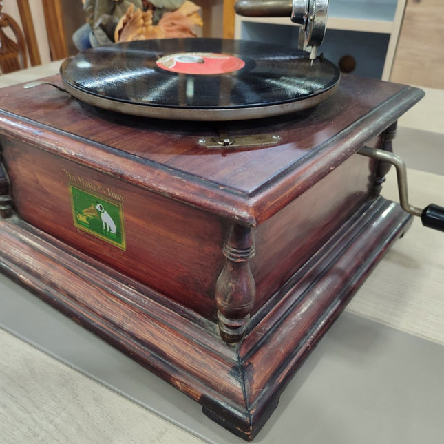 GRAMÓFONO CON DISCOS DE PIEDRA