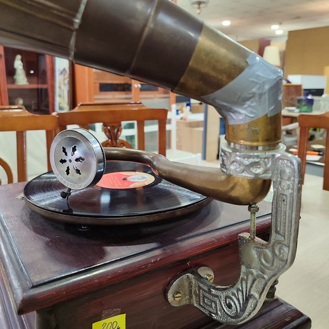 GRAMÓFONO CON DISCOS DE PIEDRA