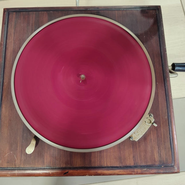 GRAMÓFONO CON DISCOS DE PIEDRA