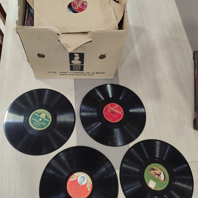 GRAMÓFONO CON DISCOS DE PIEDRA