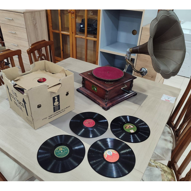 GRAMÓFONO CON DISCOS DE PIEDRA