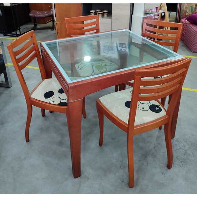 MESA CON CUATRO SILLAS