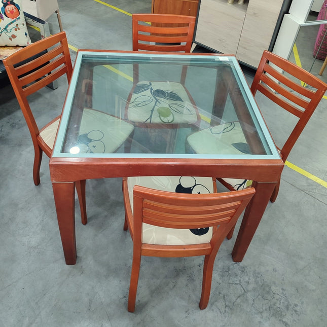 MESA CON CUATRO SILLAS