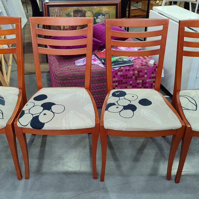 MESA CON CUATRO SILLAS