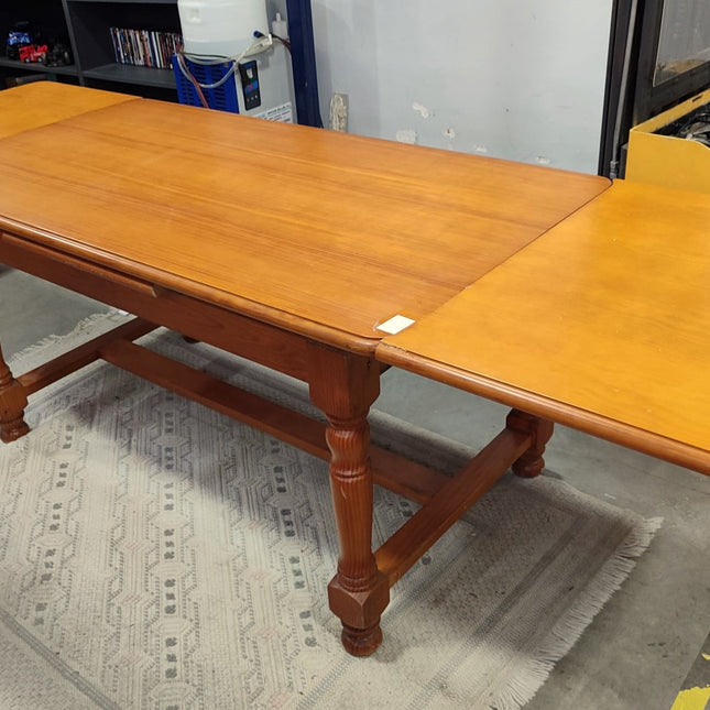 MESA EXTENSIBLE + CUATRO SILLAS