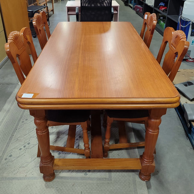 MESA EXTENSIBLE + CUATRO SILLAS