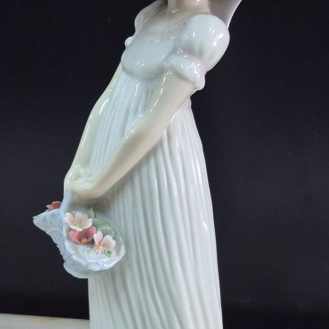 FIGURA DECORATIVA DE PORCELANA