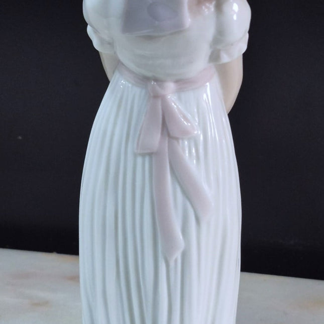 FIGURA DECORATIVA DE PORCELANA