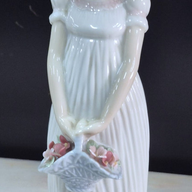 FIGURA DECORATIVA DE PORCELANA