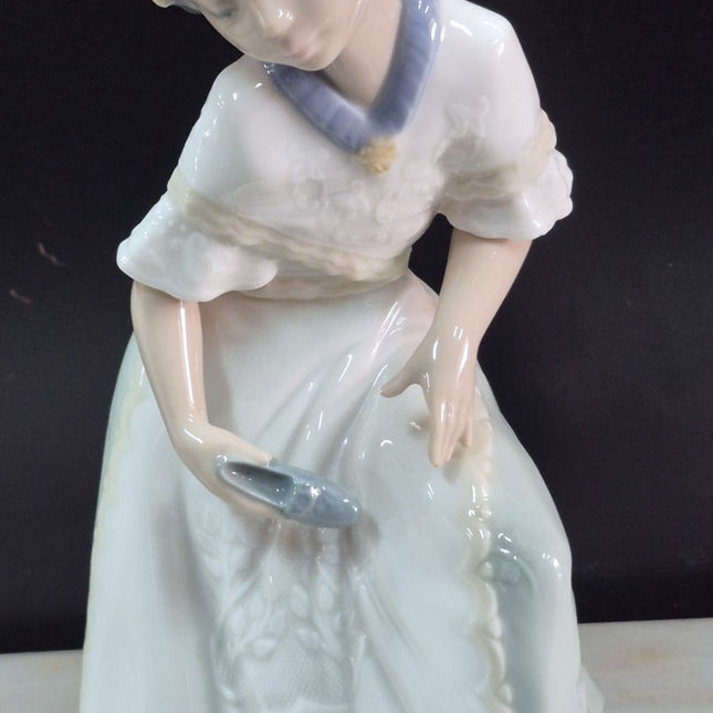 FIGURA DECORATIVA DE PORCELANA