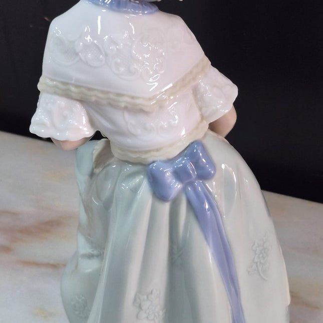 FIGURA DECORATIVA DE PORCELANA